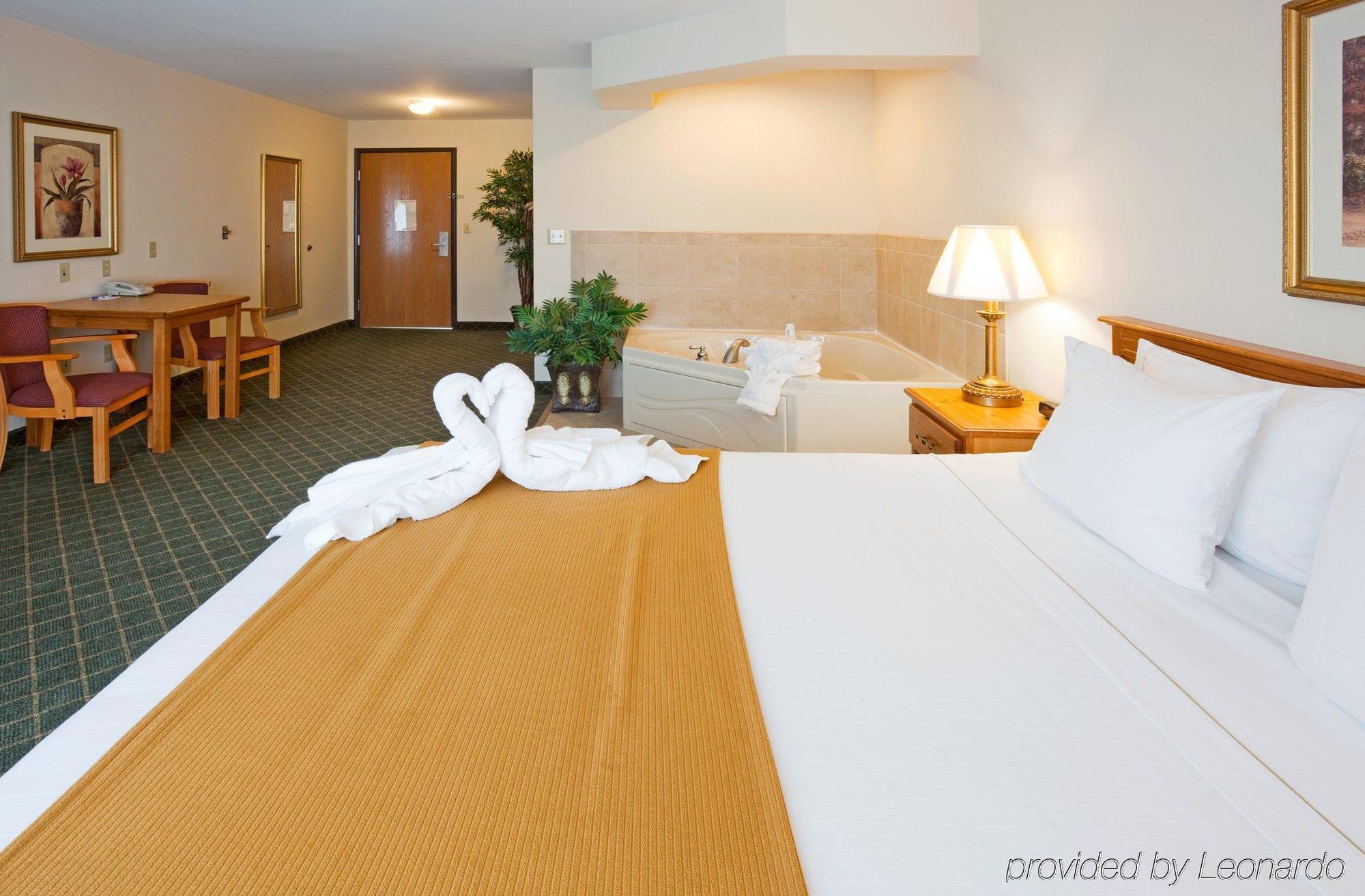 Holiday Inn Express Hotel & Suites Chanhassen By Ihg Exteriör bild